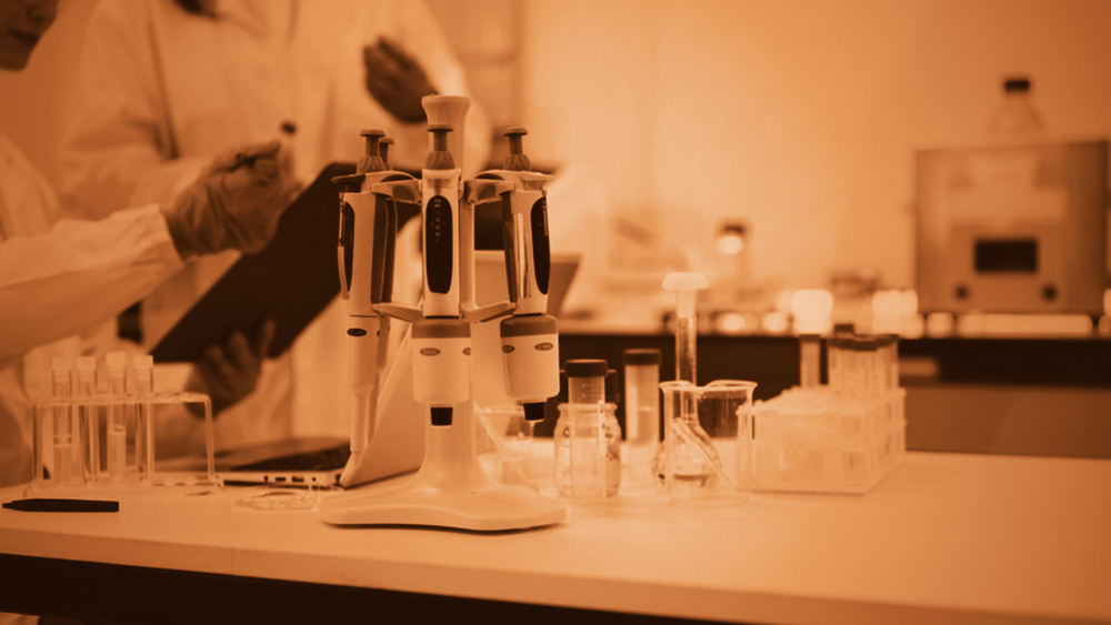 Laboratoriebänk med pipetter och glasvaror, i RawThrives färgskala